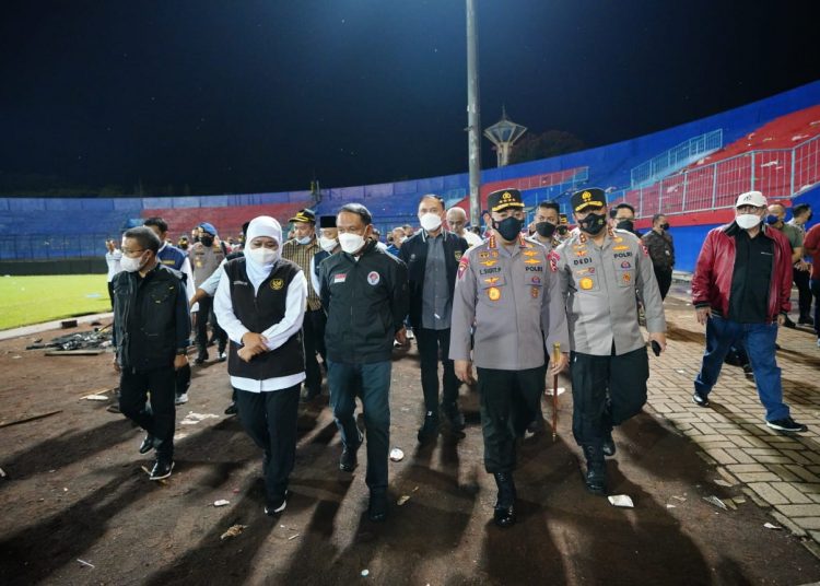 Kapolri Listyo Sigit Prabowo, bersama Menpora, Gubernur Jatim dan PSSI, saat meninjau Stadion Kanjuruhan, Malang, pasca tragedi yang merenggut ratusan korban jiwa, Minggu (2/10/2022) malam. (fornews.co/ist)