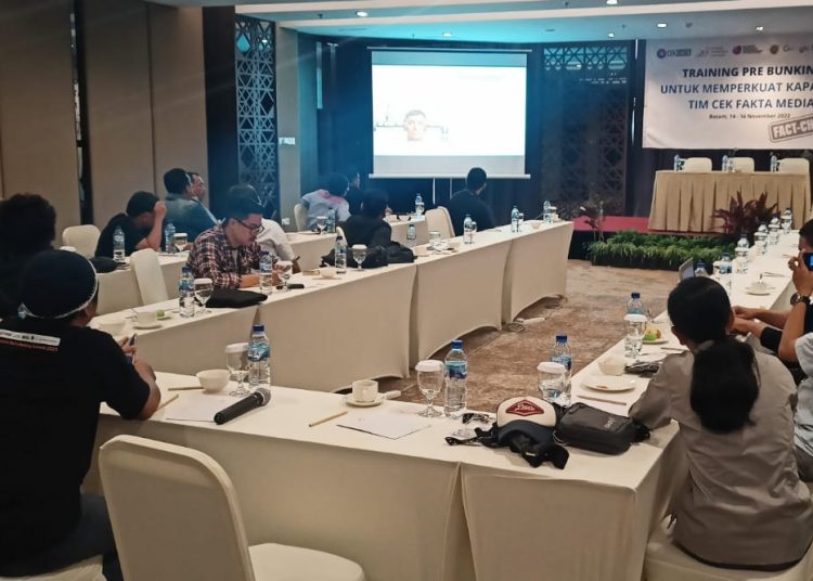Suasana training prebunking untuk Memperkuat Kapasitas Tim Cek Fakta di Hotel Santika, Batam, Kepulauan Riau (Kepri), Selasa (15/11/2022). (fornews.co/sidratul muntaha)