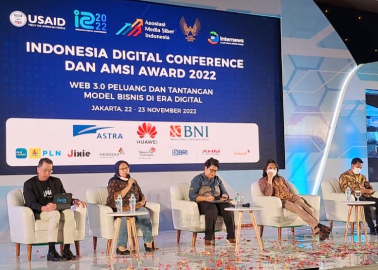 Sejumlah narasumber saat berbicara tentang hadirnya era digital web 3.0 pada IDC 2022 AMSI, di Hotel JS Luwansa, Rabu (23/11/2022). (fornews.co/ist)