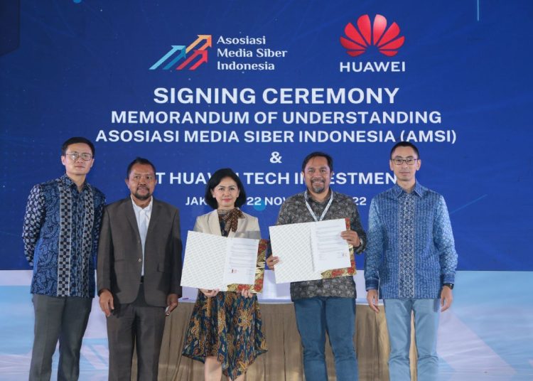 Director of Government Affairs, Huawei Indonesia Yenty Joman dan Sekretaris Jendral AMSI Wahyu Dhyatmika itu, usai menandatangani MoU usai acara IDC 2022, di Hotel JS Luwansa, Jakarta, Selasa (22/11/2022). (fornews.co/ist)