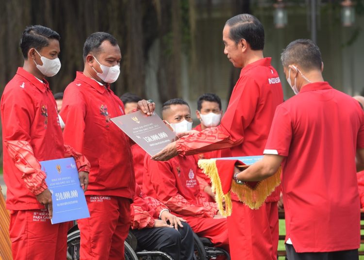 Presiden Jokowi memberikan bonus kepada para atlet ASEAN Paragames XI Surakarta Tahun 2022, di halaman depan Istana Merdeka, Jakarta, Senin (28/11/2022). (fornews.co/Foto: Humas Setkab/Agung)