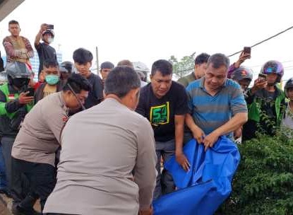 Petugas Polrestabes Palembang saat mengevakuasi korban tabrak lari di kawasan Jalan Gubernur H Bastari atau pas di jembatan dekat JSC, Sabtu (5/11/2022). (fornews.co/ist)