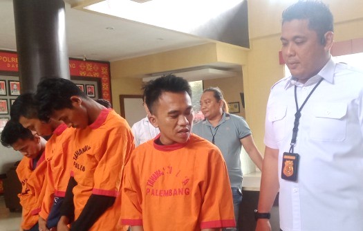 Opsnal Unit Pidum dan Tekab 134 Sat Reskrim Polrestabes Palembang menunjukan pelaku kejahatan aplikasi chatting layanan seks sesama jenis, di Mapolrestabes, Senin (7/11/2022). (fornews.co/ist)