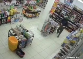 Pelaku perampokan menggunakan helm di minimarket Alfamart di KM 13 Kecamatan Talang Kelapa Kabupaten Banyuasin, Jumat (18/11/2022). (fornews.co/tangkap layar)