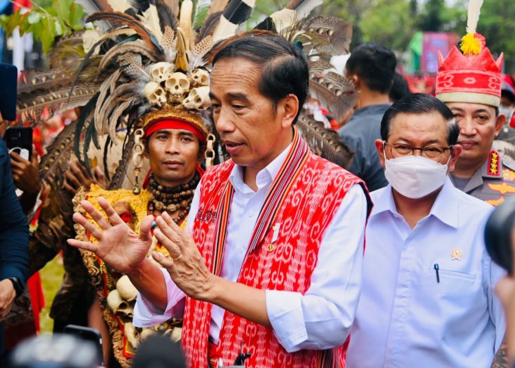 Presiden Jokowi menjawab pertanyaan media di sela-sela kunjungan kerja ke Pontianak, Kalbar, Selasa (29/11/2022). (fornews.co/Foto: BPMI Setpres/Laily Rachev)