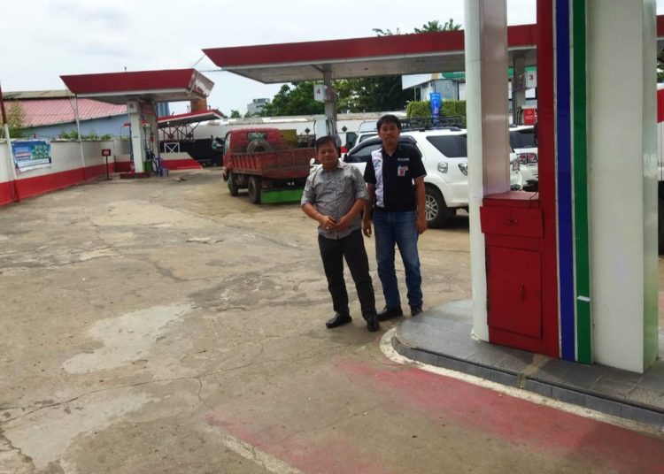 Unit 2 Subdit IV Tipidter Ditreskrimsus Polda Sumsel saat memantau SPBU 24.301.03 Jalan Demang Lebar Daun, Minggu (25/12/2022). (fornews.co/ist)