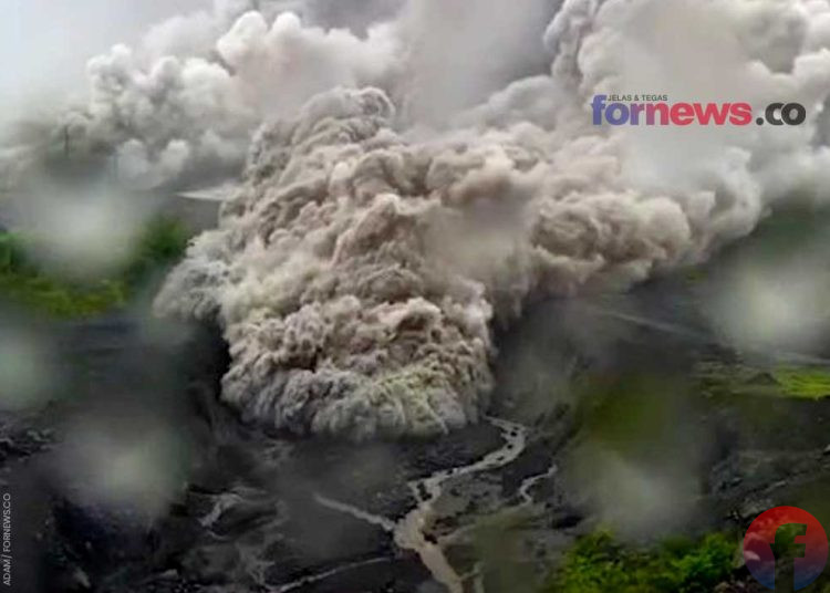 LUNCURAN awan panas Gunung Semeru di Kali Lanang, Lumajang, Jawa Timur pada Ahad (4/12/2022) sekira pukul 11.12 WIB sejauh 5 km lebih. Dua sungai Besuk dan Kali Lanang berpotensi lahar dingin hingga jarak 19km. Petugas melarang warga beraktivitas hingga radius 8km dari puncak. (foto fornews.co/adam)
