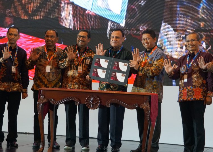 Ketua KPK Firli Bahuri usai penandatanganan Prangko Nilai Antikorupsi, didampingi seluruh Wakil Ketua di Hotel Bidakara, Jakarta, (9/12/2022). (fornews.co/ist)