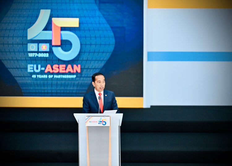 Presiden Jokowi menyampaikan dua hal penting saat pidato pada sesi pleno KTT Peringatan 45 Tahun ASEAN-UE di Gedung Europa, Brussels, Belgia, Rabu (14/12/2022). (fornews.co/Foto: BPMI Setpres/Laily Rachev)