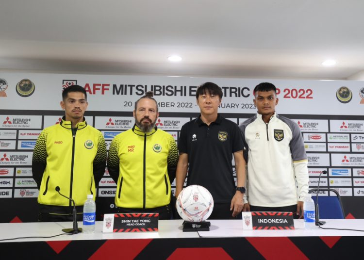 Pelatih Timnas Indonesia, Shin Tae-yong bersama pelatih Brunei Darussalam sesuai memberikan keterangan pers di Stadion KLFA, Kuala Lumpur, Malaysia, Minggu (25/12/2022). (fornews.co/pssi.org)

  