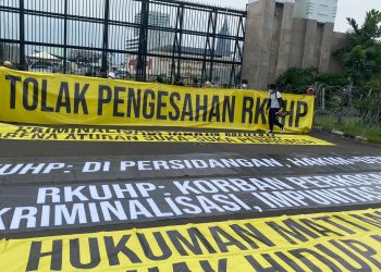 Bentuk aksi penolakan pengesahan RKUHP yang dilakukan AJI, di depan gerbang DPR RI. (fornews.co/ist)