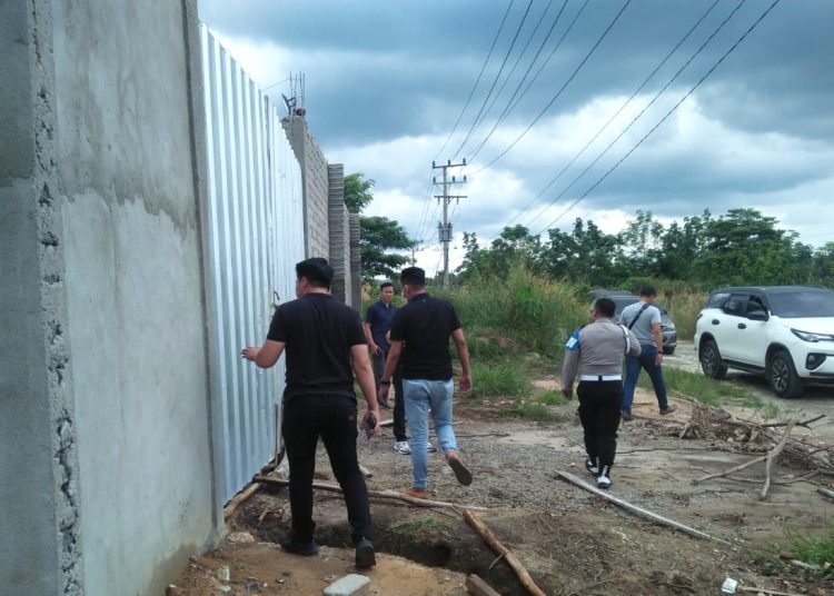 Satgas Ops Illegal Drilling Polda Sumsel saat menemukan gudang yang diduga tempat penimbunan solar ilegal di Kecamatan Indralaya Utara, sabtu (3/12/2022). (fornews.co/ist)