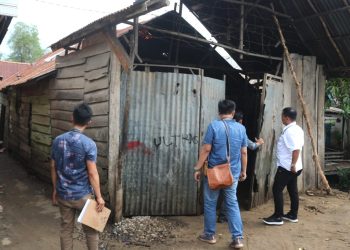 Jajaran tim Tipidter Ditreskrimsus Polda Sumsel, saat sidak di salah satu gudang penimbunan BBM illegal di Kecamatan Kertapati, Palembang, Sabtu (10/12/2022). (fornews.co/ist)