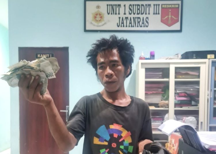 Jajaran unit 1 subdit 3 Jatanras Polda Sumsel usai menangkap pelaku pemalakan, Tommy Yanto, pada Kamis (8/12/2022) sore kemarin. (fornews.co/ist)   