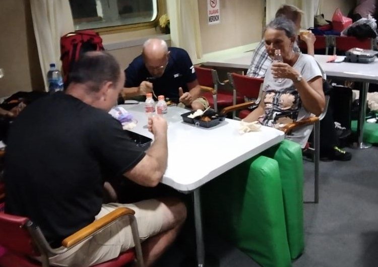 Turis asing yang sudah diangkut KM Kelimutu yang dikirim khusus PT Pelni, setelah sempat tertahan di Pulau Karimunjawa akibat cuaca buruk, Rabu (28/12/22). (fornews.co/ist)