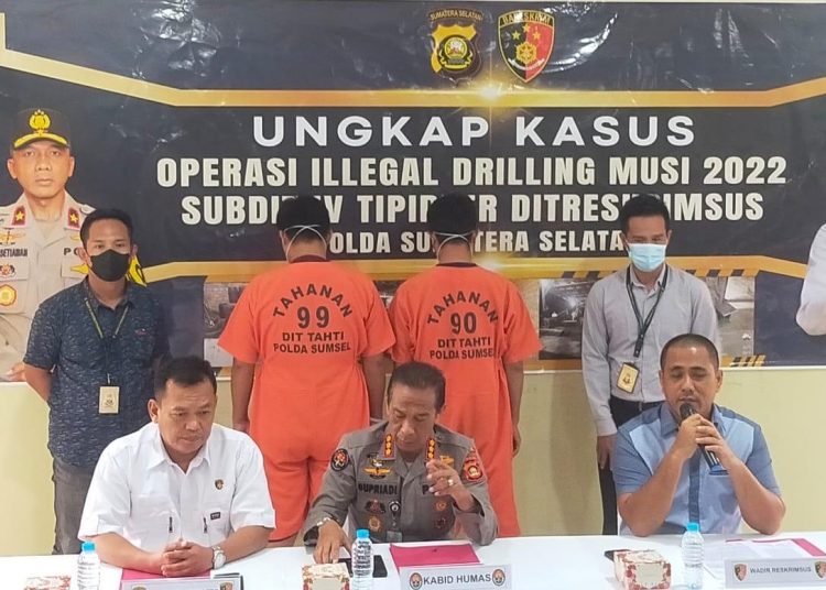 Satgas Operasi Ilegal Drilling Ditreskrimsus Polda Sumsel saat ungkap kasus penangkapan dua tersangka penyalahgunaan BBM bersubsidi jenis solar, di Mapolda Sumsel, Selasa (6/12/2022). (fornews.co/ist)