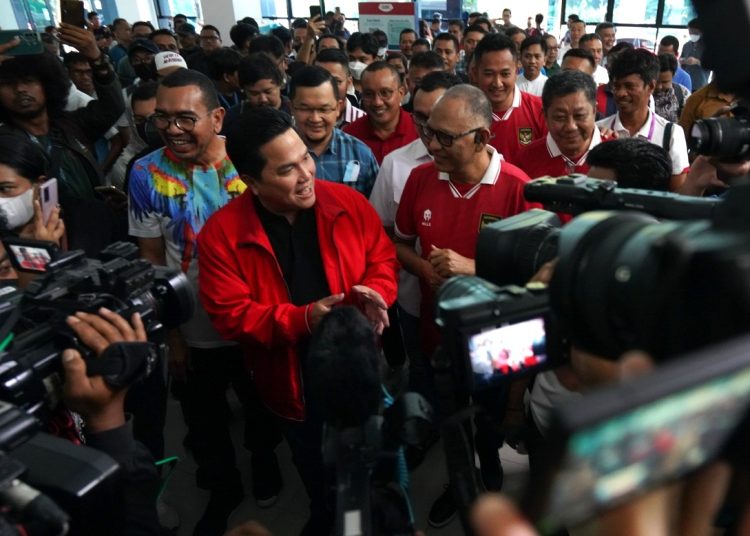 Calon Ketua Umum PSSI, Erick Thohir saat menyapa awak media di GBK Arena, Jakarta, Minggu (15/1/2023). (fornews.co/ist)