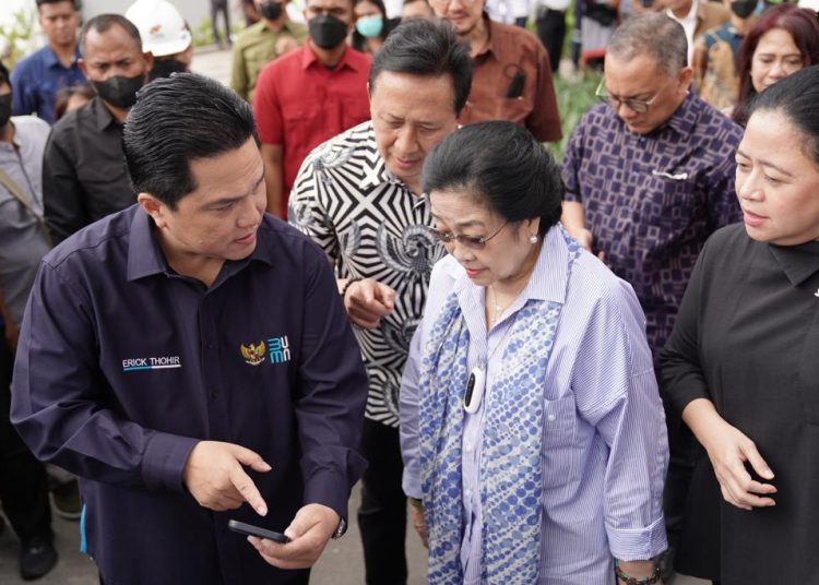 Megawati Soekarno Putri saat mendengar penjelasan dari Menteri BUMN, Erick Thohir saat berkunjung ke KEK Kesehatan dan Pariwisata di Sanur, Bali Senin (16/1/2023). (fornews.co/ist)