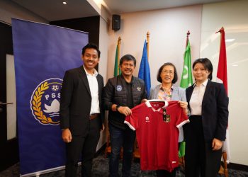 Direktur Teknik Indra Sjafri bersama perwakilan dari CFA, di kantor PSSI di GBK Arena, Senayan, Jakarta, Sabtu (28/1/2023). (fornews.co/pssi.org) 