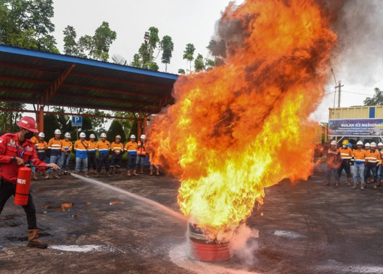 PT RMKE saat menyelenggarakan BK3N 2023 dengan melakukan simulasi pemadaman kebakaran di Pelabuhan Musi 2, untuk meningkatkan kemampuan penanggulangan kondisi darurat. (fornews.co/ist)