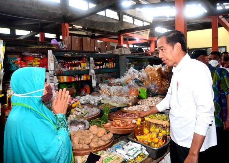 Presiden Jokowi berbincang dengan pedagang di Pasar Sentul, Kota Yogyakarta, Provinsi DIY, Minggu (08/01/2023) pagi. (fornews.co/Foto: BPMI Setpres/Rusman)
