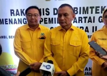 Sekjen DPP Partai Golkar Loedewick F Paulus, didamping Ketua DPD Golkar Sumsel Bobby Adhityo Rizaldi dan Ketua Harian RA Anita Noeringhati, saat menjawab pertanyaan media di Hotel Arya Duta, Senin (16/1/2023). (fornews.co/ist)