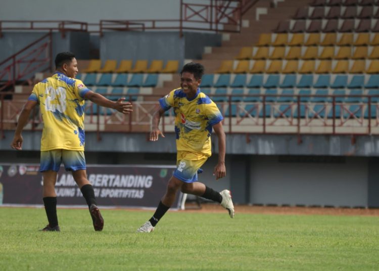 Pemain Baylen FC melakukan selebrasi usai mencetak gol ke gawang Persegrata di partai pertama Grup A Liga 3 Zona Sumsel di Stadion Serasan Sekate, Sekayu, Jumat (20/1/2023). (fornews.co/ist)