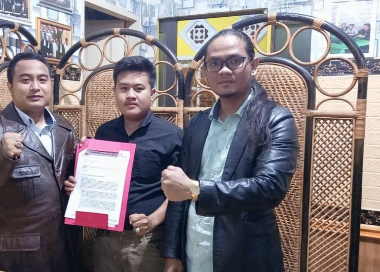 Kuasa Hukum korban Aditya, dari YBH SSB menunjukkan surat somasi kepada PT Pertamina EP Pendopo Field-Kantor Cabang Kabupaten Pali, Selasa (3/1/2023). (fornews.co/ist)