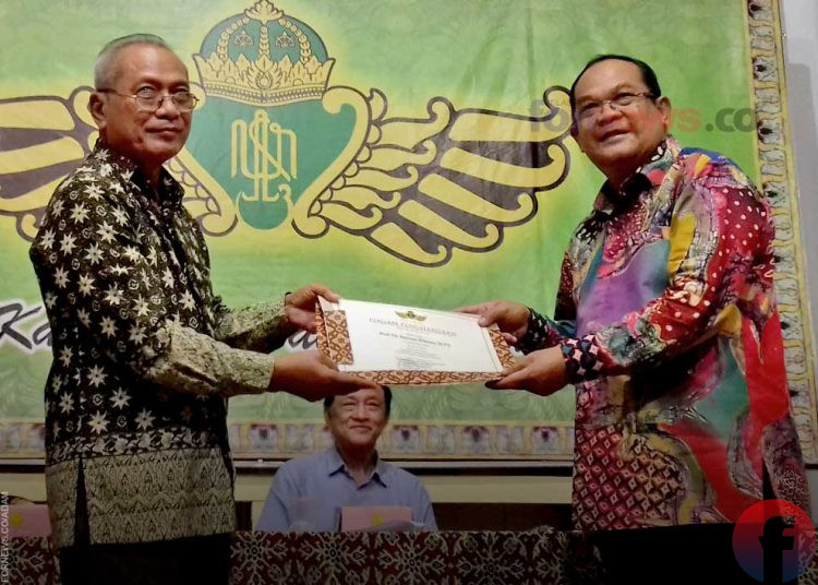KADIPATEN Pura Pakualaman memberikan penghargaan kepada guru besar Universitas Negeri Yogyakarta (UNY), Profesor Dr Sutrisna Wibawa M.Pd, usai diskusi "Sangkan Paraning Dumadi" di Kagungan Ndalem Bangsal Kepatihan Kadipaten Pakualaman, Jumat malam (17/2/2023). (foto fornews.co/adam)