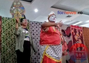 BAGONG seniman wayang limbah kertas memerankan tokoh Semar pada pembukaan Sarasehan Pendongeng Nasional di Museum Benteng Vredeburg, Yogyakarta, Sabtu (25/2/2023). (foto fornews.co/adam)