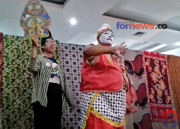 BAGONG seniman wayang limbah kertas memerankan tokoh Semar pada pembukaan Sarasehan Pendongeng Nasional di Museum Benteng Vredeburg, Yogyakarta, Sabtu (25/2/2023). (foto fornews.co/adam)