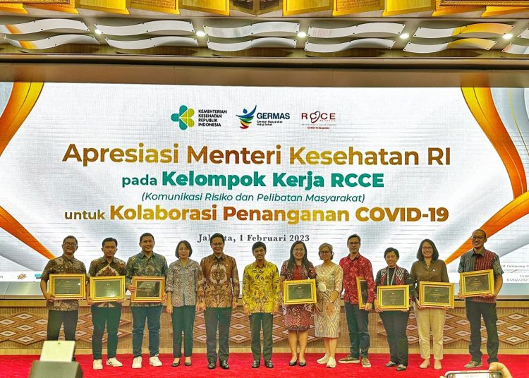 Menteri Kesehatan, Budi Gunadi Sadikin bersama Pokja AMSI dan RCCE, seusai memberikan penghargaan khusus di Jakarta, Rabu (1/2/2023). (fornews.co/ist)