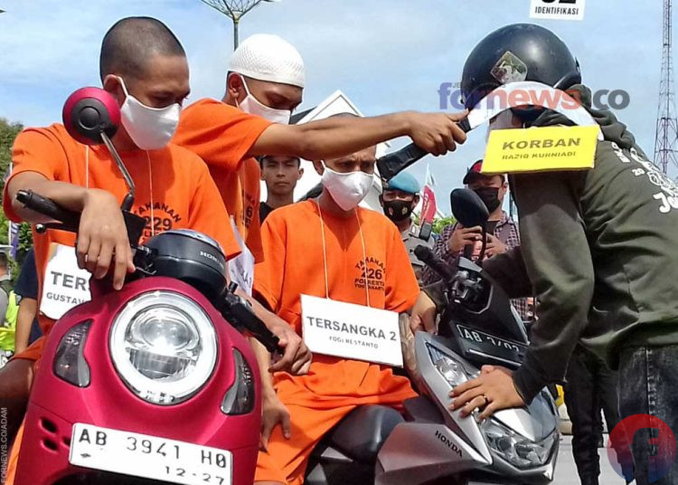 PELAKU saat menganyunkan clurit ke korban. Adegan ini diperagakan dalam rekonstruksi peristiwa beberapa waktu lalu di kawasan Titik Nol Kilometer. (foto fornews.co/adam)
