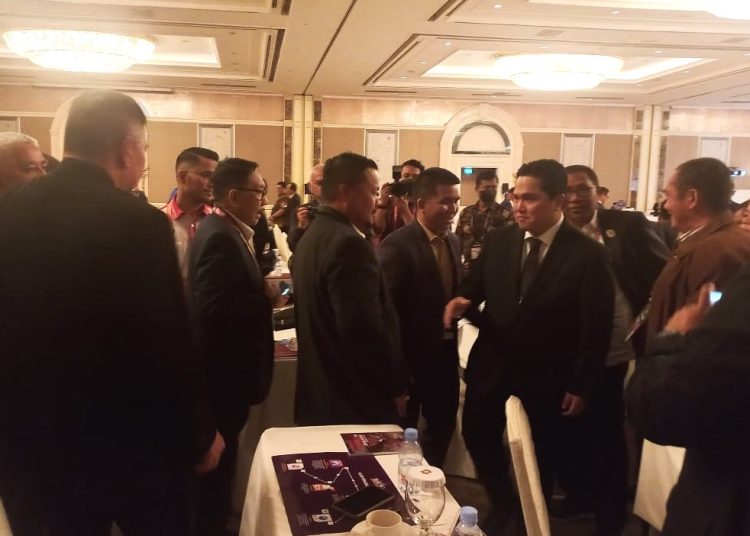 Erick Thohir mendapatkan ucapan selamat dari peserta KLB sebagai Ketua PSSI Terpilih periode 2023-2027, di Hotel Shangri-La, Jakarta, Kamis (16/2/2023). (fornews.co/ist)