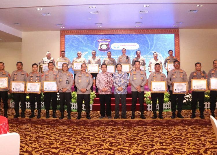 Kapolda Sumsel Irjen Pol A Rachmad Wibowo dan Ketua Ombudsman RI M Najih bersama para Kapolres dan Kapolresta pada penganugerahan kepatuhan standar pelayanan publik tahun 2022 oleh Ombusman RI, Rabu (1/2/2023). (fornews.co/ist)