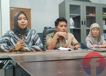 Ketua Bawaslu Palembang M Taufik didampingi Kordiv Pencegahan Parmas dan Humas Eva Yuliana (kanan), dan Divisi Hukum dan penyelesian Sengketa, Sri Maryati, saat memberikan keterangan pers, Jumat (3/2/2023). (fornews.co/sidratul muntaha) 