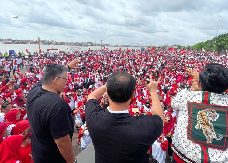 Ketua DPD PDIP Sumsel M Giri Ramanda N Kiemas (kiri) dan Ketua Bidang Luar Negeri DPP PDIP Ahmad Basarah, dengan latar belakang ribuan kader PDIP, usai senam Sicita di BKB Palembang, Sabtu (11/2/2023). (fornews.co/ist)