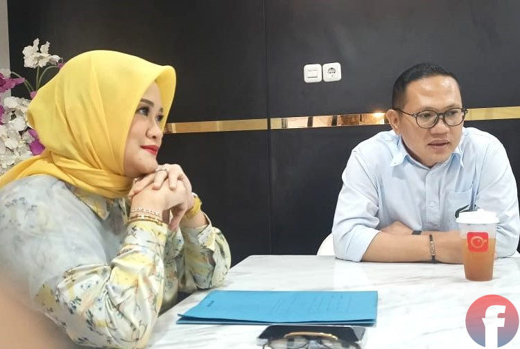 Lury Eliza Alex Noerdin didampingi pengacara Heri Amalindo, Firdaus Hasbullah, saat memberikan keterangan pers di ware house cafe, Palembang, Kamis (16/2/2023). (fornews.co/sidratul muntaha)