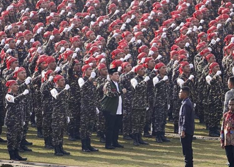 Menteri BUMN Erick Thohir mengenakan jaket Banser tampak berdiri diantara ribuan anggota Banser pada Puncak Satu Abad NU di Stadion Gelora Delta, Sidoarjo, Jawa Timur (Jatim), pada Selasa (7/2/2023). (fornews.co/ist)