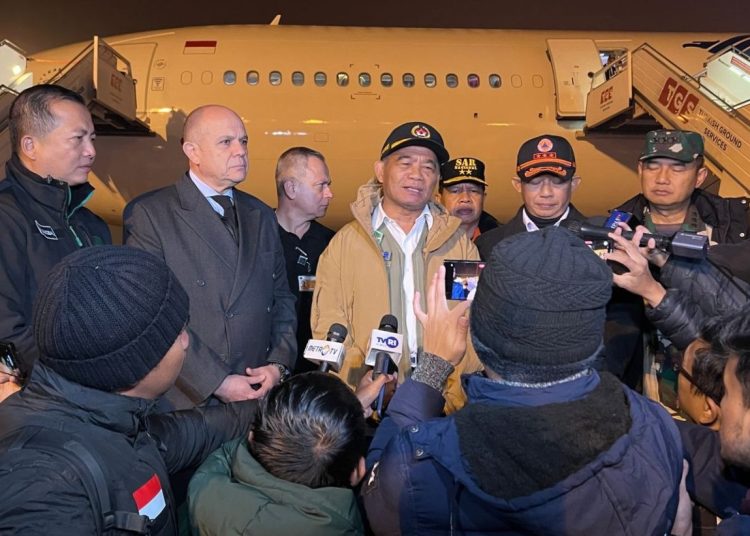 Menko PMK Muhadjir Effendy saat memberikan keterangan pers di Bandar Udara Adana Şakirpaşa, Turki, Rabu (22/02/2023). (fornews.co/Foto: BPMI Setpres)