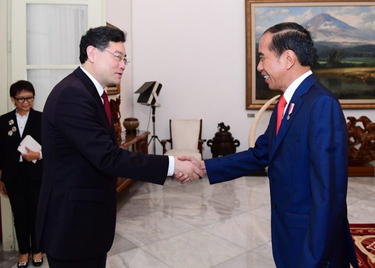 Presiden Jokowi saat menyambut kedatangan Menlu RRT Qin Gang, di Istana Merdeka, Jakarta, Rabu (22/02/2023). (fornews.co/Foto: BPMI Setpres/Lukas)