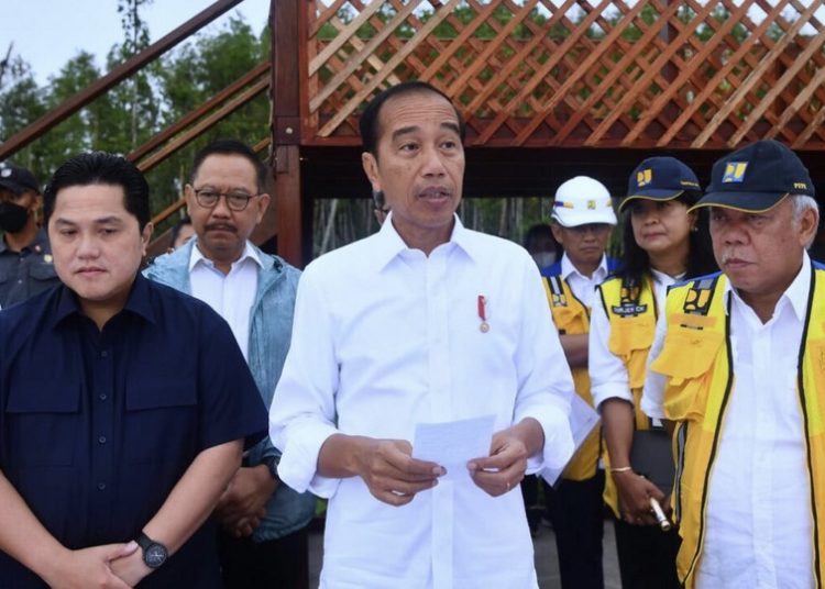 Presiden Jokowi didampingi Menteri BUMN Erick Thohir dan Menteri PUPR, saat meninjau Kawasan 1B, IKN, Kabupaten Penajam Paser Utara, Kalimantan Timur, pada Jumat (24/02/2023). (fornews.co/Foto: BPMI Setpres)