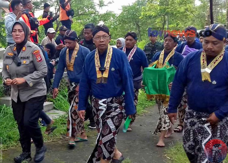 JURU Kunci Gunung Merapi, Mas Wedana Suraksaharga atau Mas Asih, bersama belasan abdi dalem Karaton Yogyakarta membawa serta uba rampe labuhan memasuki pintu rimba Gunung Merapi. (foto fornews.co/adam)