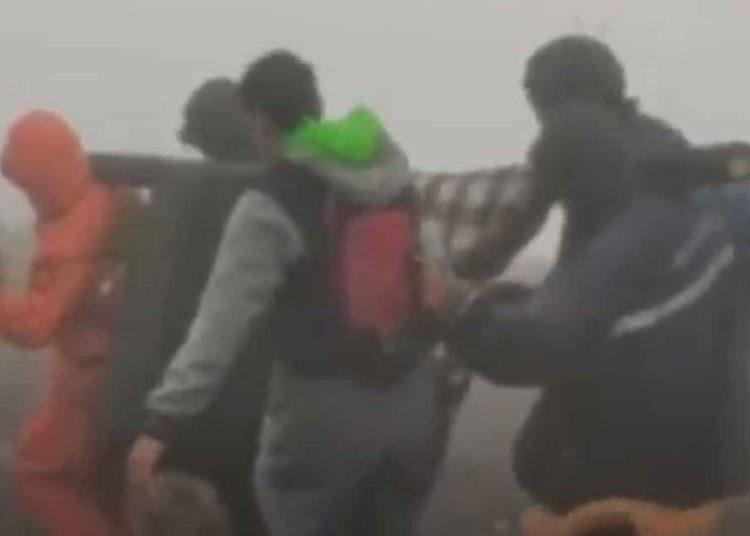 EVAKUASI jenazah Pendaki Mapala Unsoed yang tewas di Gunung Slamet. (foto fornews.co/inews)