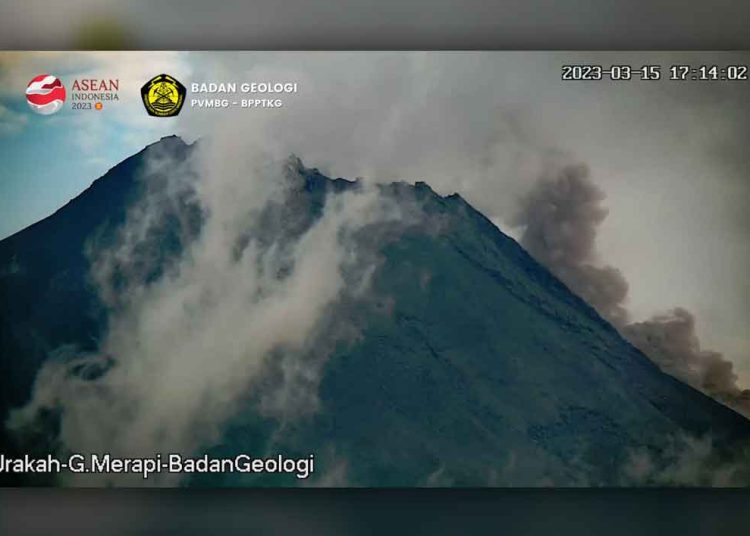 AWAN PANAS terjadi dua kali pukul 10.36 WIB dan pukul 17.14 WIB ke arah Barat Daya di jalur Kali Bebeng dengan jarak luncur 1.300 dan 1.000 meter dari puncak Gunung Merapi. (foto fornews.co/badan geologi)