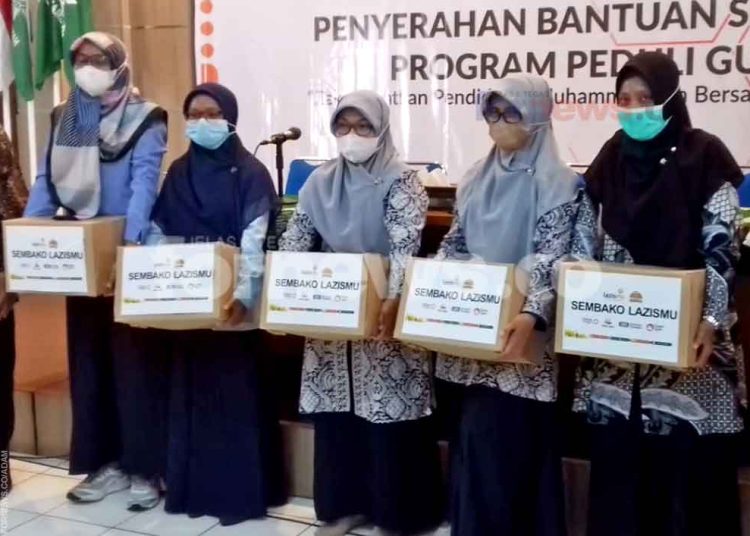SECARA simbolis 500 paket sembako Lazizmu diberikan kepada masing-masing perwakilan kabupaten dan kota meliputi Kabupaten Sleman, Kulon Progo, Bantul, Gunung Kidul dan Kota Yogya, yang diserahkan di Gedung PWM DIY, Selasa (21/3/2023) sore. (foto fornews.co/adam)