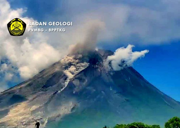 AWAN panas guguran (APG) Gunung Merapi pada pukul 11.26 WIB dengan jarak luncur 1.500 meter yang sebelumnya sempat terjadi pada pukul 05.23 WIB sejauh 1.200 meter ke arah Barat Daya di Kali Bebeng. (foto fornews.co/badan geologi)