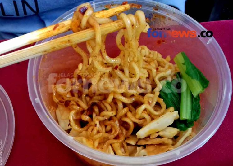 MIE instan yang dikombinasi dengan satu jenis sayuran dalam wadah mangkuk berbahan sejenis plastik. (foto fornews.co/adam)