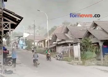 ABU vulkanik tampak menutupi atap rumah warga Kecanatan Dukun, Kabupaten Magelang pada Sabtu siang. Merapi memuntahkan awan panas pukul 12.12 WIB ke arah Barat Laut - Utara melewati Kali Krasak dan Bebeng. (foto fornews.co/capture)