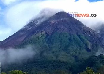 GUNUNG Merapi berada di perbatasan Jawa Tengah dan Daerah Istimewa Yogyakarta (DIY) dilihat dari Dusun Kinahrejo, Kelurahan Umbulharjo, Kapanewon Cangkringan, Kabupaten Sleman, DIY. (foto fornews.co/adam)